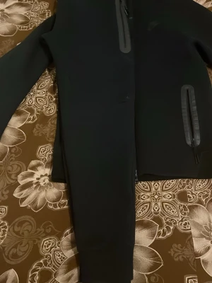 Svart Nike Tech Fleece hoodie - Svart Nike Tech Fleece hoodie, storlek S är tröjan men passar M byxorna M