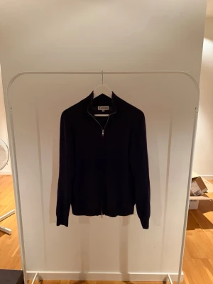 S&T Studio Fullzip - Riktigt schysst Fullzip från S&T Studio gjort av Kashmir och merino ull. Perfekt just nu när de är lite kallare och för dig som klär sig med stil! (Storlek M) . Köpt för cirka 1500kr men vi säljer för endast 449kr!! Rabatt för seriösa köpare!!