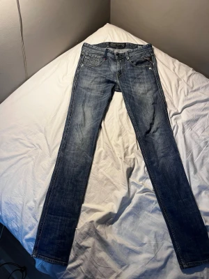 Replay blå jeans herr - Säljer ett par klassiska blå replay jeans, i storlek 29/34. 
