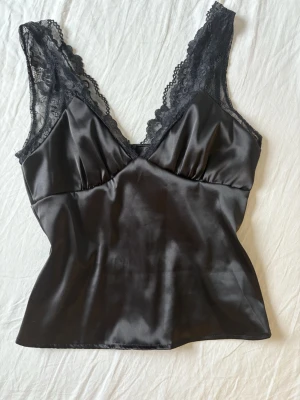 Supersöt topp - Säljer denna superfina toppen i satin🤗 endast använd 1 gång 🙌