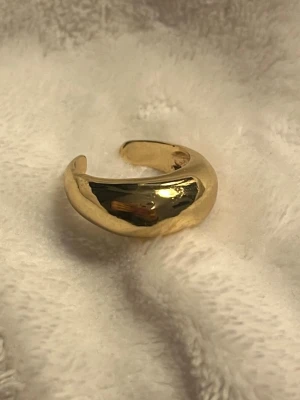 ✨Guldfärgad chunky ring✨ - Snygg chunky guldfärgad ring med blank finish som ger clean girl energy 💫✨ Minimalistisk men ändå bold – passar ALLT 🫶 Ser sjukt dyr ut 😍💌 ✨ Trendig chunky design ✨ Enkel men statement ✨ Perfekt till vardag & fest I fint skick 🤍 Skickas snabbt 📦 Skriv vid intresse 💌⭐️ 