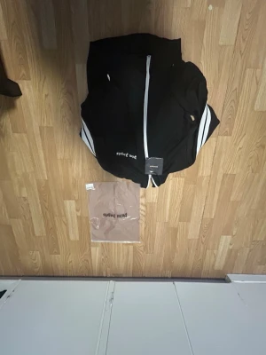 Palm angels kofta ny med prislapp och originallpåse S - Säljer en palm angels kofta i svart och vit helt ny med prislapp och originalpåse Den är i storlek S och har allt detaljer med. Är i jätte fin skick och shippar snabbt frågor funkar i medelande.