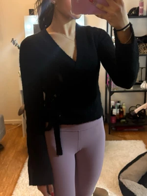 Svart omlottopp med knytband - Tjock tröja med knyt från Gina Tricot i Wool