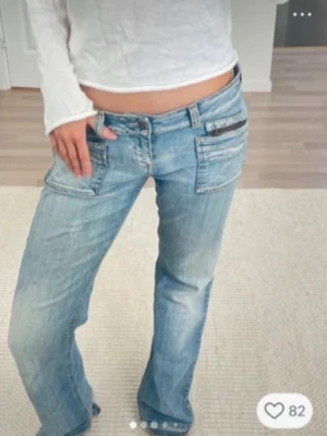 Lågmidjade blå jeans - Ljusblå lågmidjade jeans från Only. W33 L34. Midjemått:42 cm Innerbenslängd:84cm