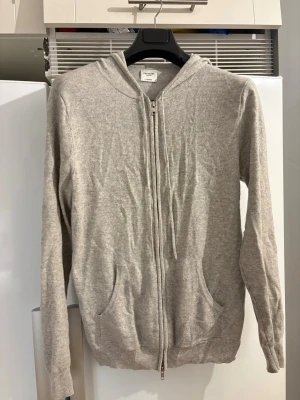 John Henric zip  - Säljer nu min John Henric zip då den ej används bra skick minimalt hål vid armen som ej syns men kan lagas enkelt knappt använd något köpt för 2800