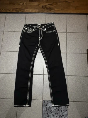 True Religion super T  Ricky 33x34 Relaxed Straight Jeans - Väldigt nya trues som bara har använts 2 gånger. Kvittot finns kvar storlek 33x34. Kan mötas upp i Stockholm eller frakt. Kan också byta mot drain gang merch