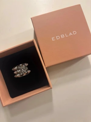 Edblad ring, Byta? - Undrar om någon vill byta denna silvriga ring från Edblad i strl S till en likadan fast i guld strl S?💓
