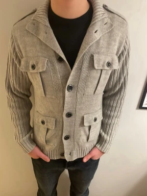 Cardigan  - Snygg grå cardigan i storlek M. Tröjan är i bra skick. Skriv vid minsta lilla fundering. Köparen står för frakt! 