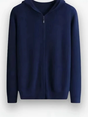 Mörk blå zip hoodie  - Tja, köpte denna super snygga tröjan för att tag sedan men den passar inte riktigt längre och är lite för kort för mig. Den är endast använd ca 3 gånger sen har den blivit kvar i garderoben. Den är i storlek L men passar M mer. Ny pris 600 mitt pris 349, skri vid intresse och för fler bilder. 