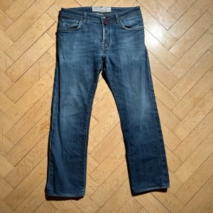 Jacob Cohën jeans - Vid köp av fler produkter erbjuds bättre pris. Skriv vid ytterligare frågor eller funderingar🤝 Storlek: 32. Mått: Längd 93 cm. Midja 41 cm.