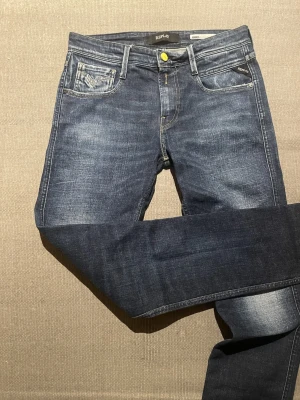 Replay Anbass slim fit jeans blå - Säljer ett par Replay Anbass slim fit jeans i klassisk blå tvätt med snygga slitningar och kontrastsömmar. Jeansen är knappast använda och är i riktigt bra skick, nypris | 1499kr | kom privat för fler frågor och funderingar:) priset är ej hugget i sten