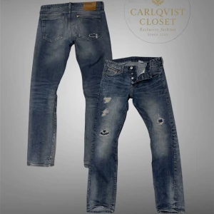 Archive jeans från &Denim - Säljer ett par schyssta jeans från & Denim med snygga slitningar och fet tvätt💫 || Modellen på bilden är 183cm lång || Skick 8,5/10 ( slitningarna är gjorda för hand) 🪡|| Storlek W31/L32 || Hör av er vid frågor eller bud!!🙌🏻