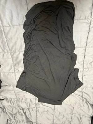 Svart polotopp från Cubus, storlek S - En enkel och stilren svart polotopp från Cubus i storlek S. Toppen har korta ärmar och en hög krage, Tillverkad i mjukt och stretchigt material som sitter skönt på kroppen. Första bilden råka hamna upp och ner 