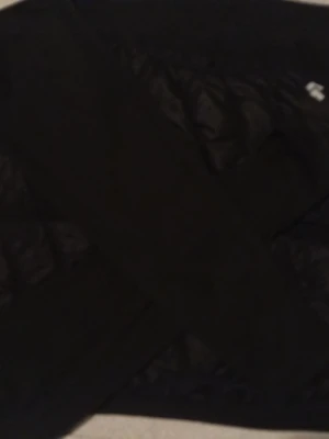 Svart quiltad pufferjacka - Helt ny superskön jacka , Lager 157. smidig att ha innanför annan jacka också . Vadderad fram och bak. Öppning för tummen i ärmslut . Skickar inom 1-3 vardagar.