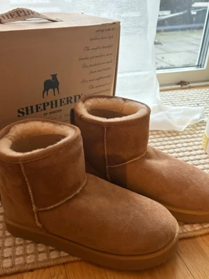 Nya Shepherd of Sweden Outdoor Ullfodrade Boots i Mocka Strl.40 Chestnut - Helt nya i originalkartong enligt bilder.  Strl.40  Färg: Chestnut  Nypris 1700kr  Se gärna mina övriga annonser för bundlerabatter och samfrakt!