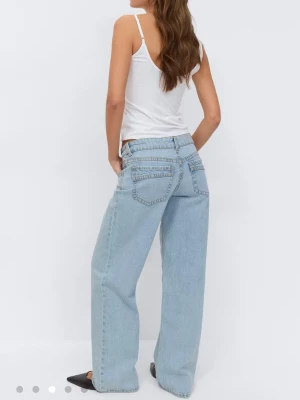 Ljusblå wide jeans med låg midja - Säljer ett par ljusblå wide jesns från Gina tricot. De är endast använda 2-3 gånger men har inga tecken på användning och det finns inga defekter.