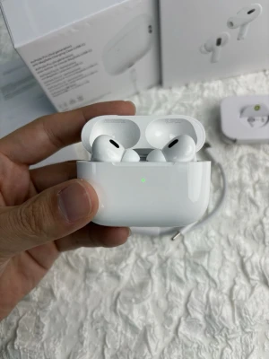 AirPods Pro (2nd generation) USB-C - Snygga och moderna AirPods Pro (2nd gen) med USB-C laddningsetui. Komplett med originalkartong, extra öronproppar och laddkabel. Mycket fint skick utan synligt slitage. Aktiv brusreducering och transparensläge för bästa ljudupplevelse.
