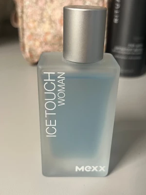 Ice Touch Woman EdT 30ml - Mexx Ice Touch Woman är en fräsch Eau de Toilette i en smidig 30 ml flaska. Perfekt för dig som vill ha en modern och sval doft i väskan. Tillverkad i Frankrike.
