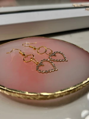 Evig Kärlek - Vad skulle vi göra utan den eviga kärleken. Dessa örhängen representerar den eviga kärleken som finns varje vrå💕