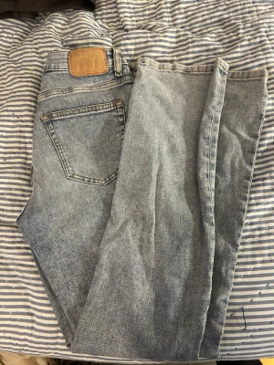 Ljusblå raka jeans från Jeanerica - Säljer ett par ljusblå raka jeans från Jeanerica, modell MW006 Vintage 82. Klassisk femficksmodell med normal midja och snygg tvätt. Materialmix med bomull och lite stretch för skön passform. Perfekta till våren