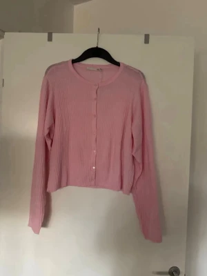 Rosa kofta  - Storlek XL. Liten i storlek. 