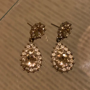 Lily and rose  - Örhängen från Lily and rose, i en ljusrosa färg. Nypris runt 400kr 