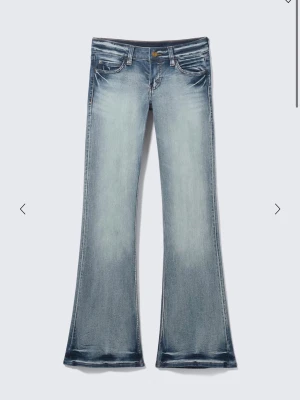 Snygga weekday jeans  - Ett par super snygga och unika jeans som är HELT oanvända och är helt nya❣️ säljer pga att det var fel storlek❤️ dem är i strl 28/32😇 