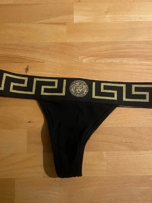 Versace stringtrosa - Versace stringtrosa. Aldrig använda!