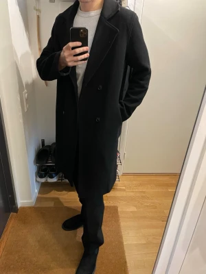 Svart rock - Svart rock från only and sons. Storlek M. Jag är 185cm för att förstå längden och den går till överkant knän ungefär :)