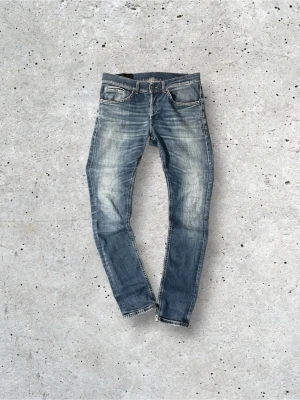 Dondup George  - Säljer ett par feta Dondup George i blå färg. Jeansen har en schysst tvätt och bra skick. Storlek 30. 95cm längd och 40cm i midjan. Bar att höra av sig vid frågor och funderingar!