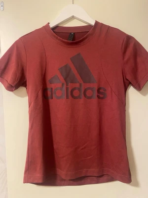 Adidas Sport t-Shirt  - Adidas tshirt är i jättebra skick, mjuk material och väldigt bra att träna i 💪🏻✨