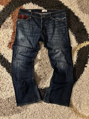 Bootcut Made Jeans - Jack & Jones Jeans Storlek: W36 L32  Laid out liggandes (Mått) Midja: 47-48 cm Längd: 103-104 cm Innerbens längd: 75 cm Nedre bredd (Vid benslutet): 26 cm  Kondition: 8/10  Fraktar samma eller dagen efter✅  swag rap streetwear baggy vintage skate hiphop y2k affliction archive underground avant garde japan style OG 2000s flared washed affliction jeans drip oldmoney denim