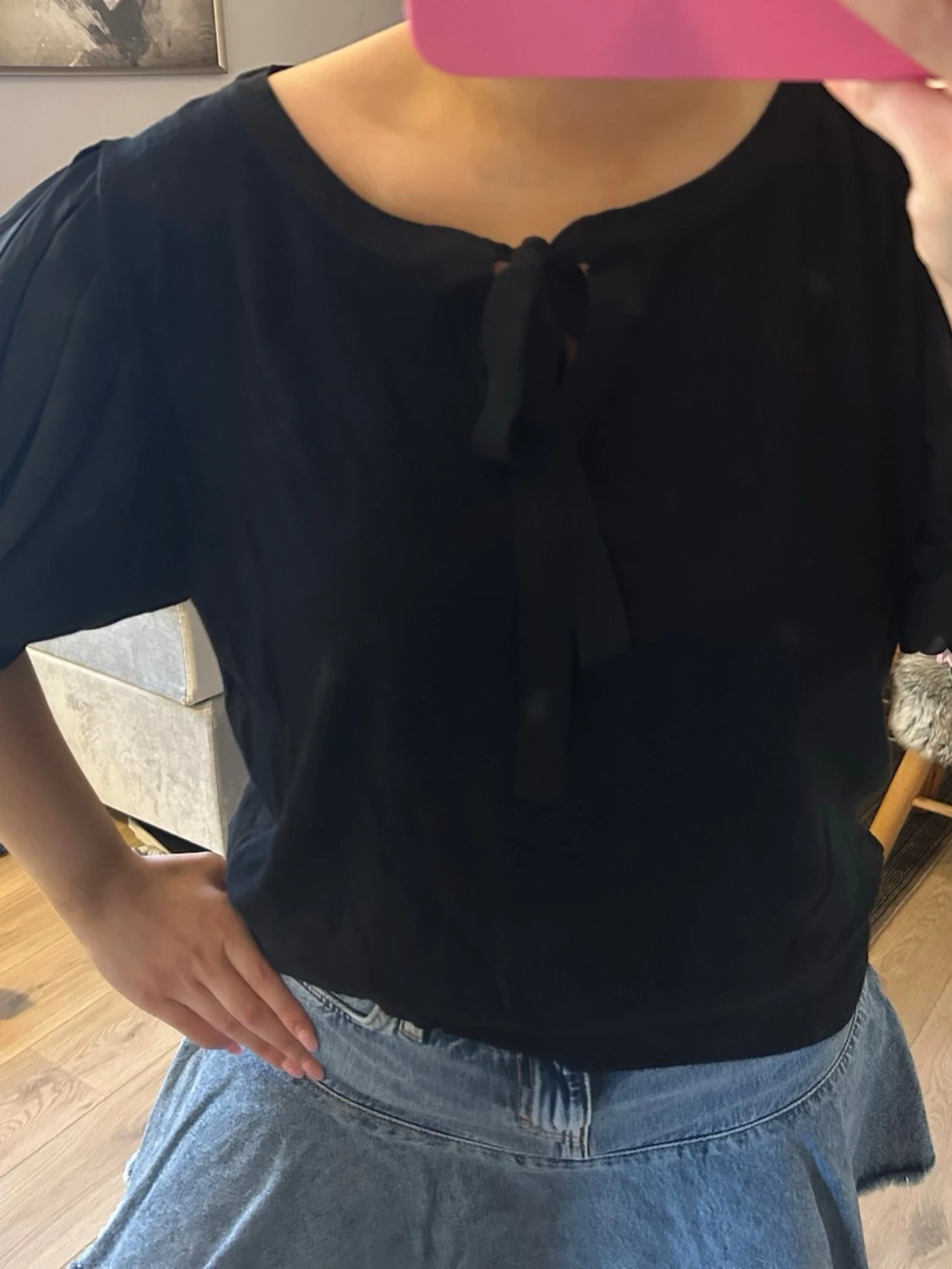 Svart blus med knyt och puffärm - 2