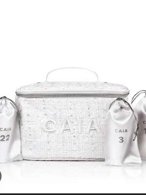 Vit necessär från CAIA - Säljer en snygg vit necessär från CAIA💕