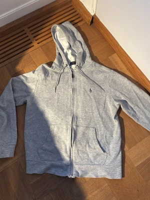 Ralph Lauren zip up - Snygg Ralph lauren zip up hoodie i mycket bra skick! Köp pris 2500kr