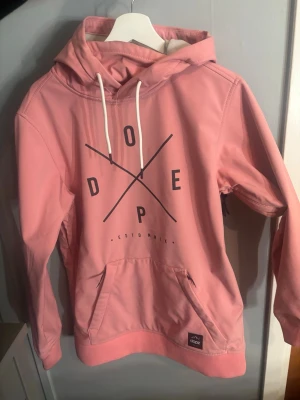Rosa dope jacka - Fick ny i julklapp så säljer nu denna. Köpt i oktober. Har endast använt denna två gånger så den är som ny men det finns några små fläckar (se bilder) men det är inget man tänker på alls.