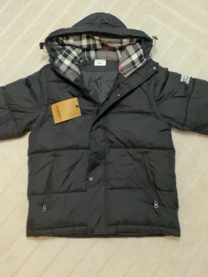 Burberry jacka - Riktigt skön jacka i storlek M! Kan skicka fler bilder när ni hör av er! 