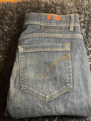 Dondup Jeans - Feta Dondup jeans i storlek 34. Mycket bra skick. Obs: blixten på första bilden gör färgen ljusare än vad dom är! 