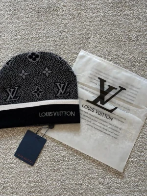 Lvmössa - Fet svart vit mössa från oss säkra eran nu 