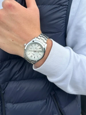 Silverfärgad klocka x Doventi  - 🌟 Doventi - Helt ny och oanvänd klocka i toppskick! 🌟 🎁 Levereras komplett med originalbox. ✨ Perfekt skick, garanterat utan defekter. ⚙️ Enkel justering för optimal passform. 🚀 Snabb leverans samma dag – direkt till dig!