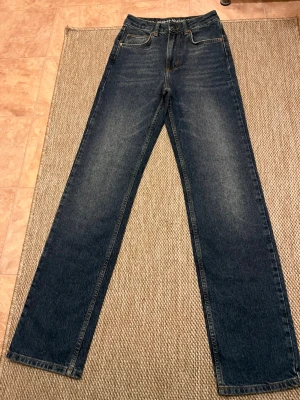 Jeans  - Jättefina jeans, aldrig använt! Storlek 26 😊hela jeansens längd är 108 cm 