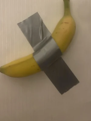 banan silvertejpan på en vägg äkta maison margeila och ysl collab😮‍💨 - Bilderna visar en banan fasttejpad på en vägg med silvertejp. Collab mellan ysl och Maison margeila och mig dåklart .