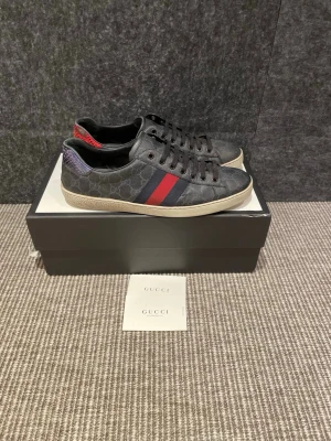 Gucci skor  - Hej, säljer nu dessa svin snygga Gucci skor. Skorna är i fint skick! Begränsat antal boxar och dustbag. Hör av dig vid frågor. 