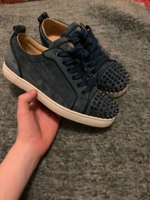 Christian Louboutin washed navy - Säljer ett par sjukt feta Christian Louboutin i färgen  washed navy som inte tillverkas längre vilket gör dom extremt ovanliga och dessa är i otroligt sick 9/10 ny pris 11000 och jag säljer dom för endast 4199 men pris kan självklart diskuteras storlek 40 men kan passa 41