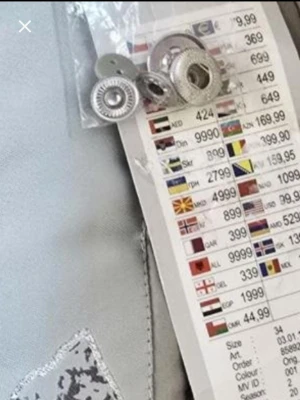 Ljusgrön parkas från Amisu med fuskpäls - Parkas från Amisu i ljusgrönt med quiltat foder och mysig fuskpäls på huvan. Jackan har dragkedja, knappar och flera fickor. Insidan är fodrad med mjukt material och huvan har en fluffig pälsdetalj. Perfekt för kalla dagar och riktigt snygg till vardagslooken.