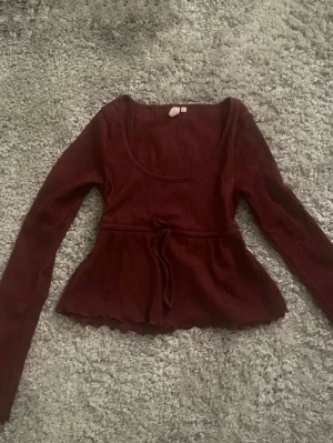 nelly topp/blus  - så söt vinröd volang blus/topp med knyt detalj, jätte fint skick! stl xs från nelly 💞