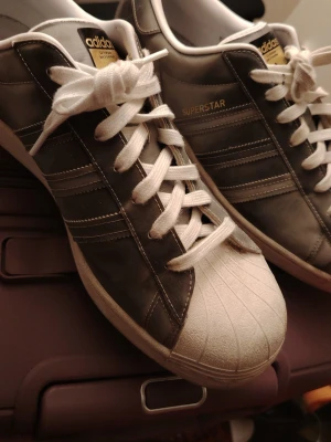 Adidas Superstar sneakers  - Säljer ett par klassiska Adidas Superstar sneakers. De är väldigt sköna och har kommit till väldigt lite användning, 