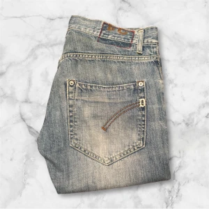 Dondup Jeans - Ett par dondup jeans i storlek w31 jätte bra skick och fin färg. Slitningar är från fabrik! Vid fler frågor eller om du vill se mer bilder är det bara att höra av sig. Fri frakt nu! Skickar så snabbt jag kan men alltid inom 24h📦