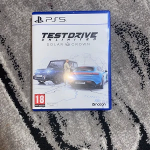 Test Drive Unlimited Solar Crown PS5 - Test Drive Unlimited Solar Crown till PS5 i mycket fint skick. Spelfodral och skiva är utan synliga repor eller skador. Upplev lyxiga bilar och tävlingar på Hong Kong Island med över 100 bilar från kända tillverkare. Kräver internetuppkoppling. Perfekt för racingentusiaster!