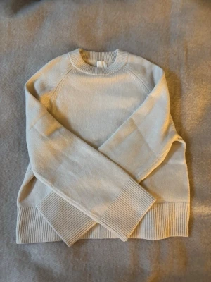 Stickad tröja H&M storlek S - Säljer denna superfina tjockt stickade ljus beigea/creme vit tröja från H&M i storlek S. Tröjan är endast använd en gång och därför i nästan nytt skick!🤍